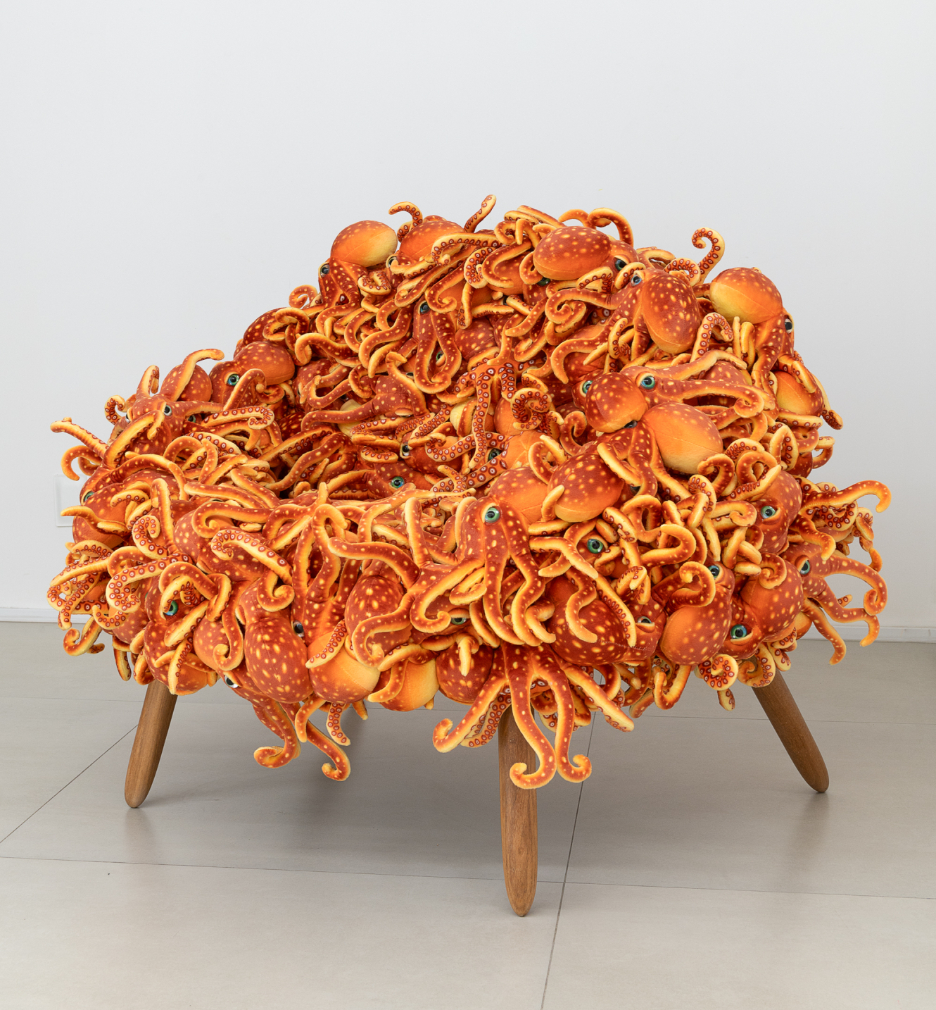 Estúdio Campana | Poltrona banquete polvo, 2025